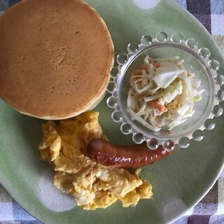 パンケーキとウィンナー、炒り卵の朝ごはん